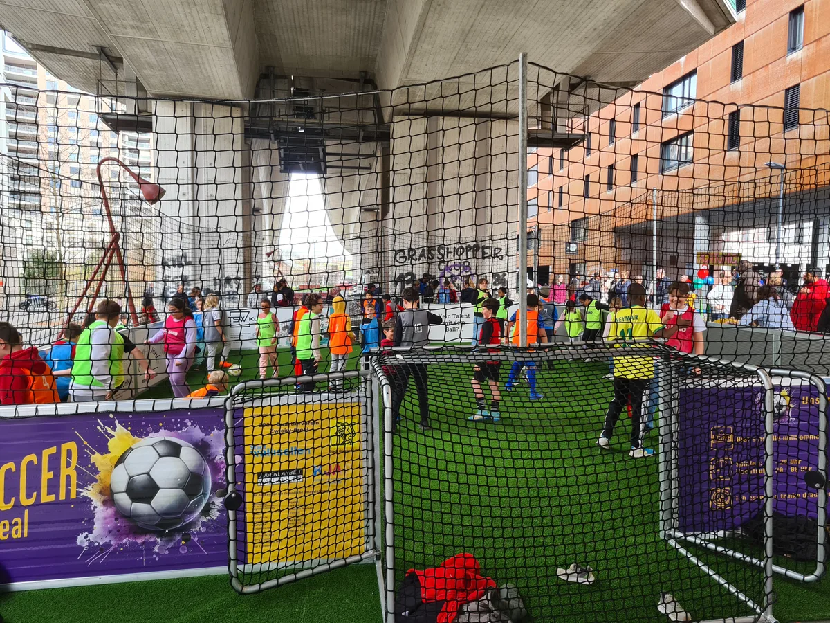 Streetsoccer-Anlage mit vielen Kindern auf dem Spielfeld.